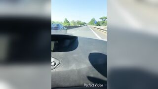 Moglie senza mutandine in macchina che guida