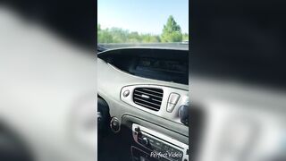 Moglie senza mutandine in macchina che guida