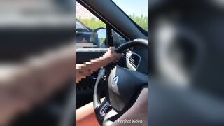 Moglie senza mutandine in macchina che guida