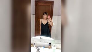 Alessia si tocca in bagno e riprende col cellulare