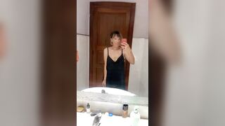 Alessia si tocca in bagno e riprende col cellulare