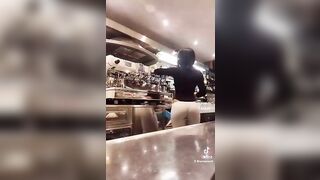 Barista con culo da 10 e lode