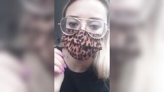 Vuoi che gli faccio un pompino senza occhiali?