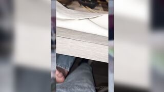 Piedini sul suo cazzo sotto il tavolo del ristorante