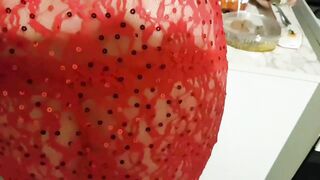 Che fai? Mostra il culo della moglie