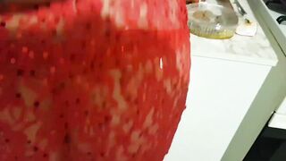 Che fai? Mostra il culo della moglie