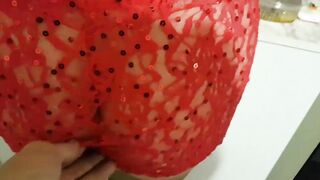 Che fai? Mostra il culo della moglie