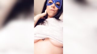 Flash tettine con piercing ai capezzoli