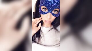 Flash tettine con piercing ai capezzoli