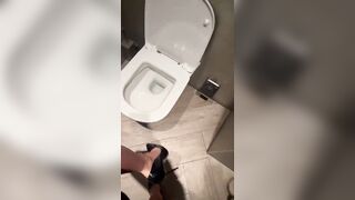 Milf italiana mostra le cosce nel bagno del locale