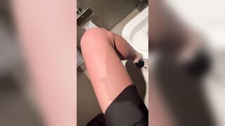 Milf italiana mostra le cosce nel bagno del locale