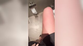 Milf italiana mostra le cosce nel bagno del locale