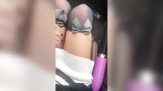 In macchina zoccoleggiando davanti al fidanzato