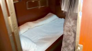 Sesso in treno con sorellastra sborrata in bocca