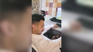Fa un pompino al suo capo sotto la scrivania