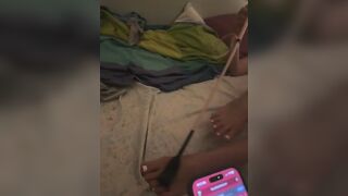 I suoi piedi sexy sul suo cazzo duro