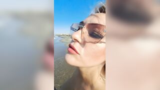 Esibizionista italiana tettona nuda al mare
