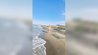 Esibizionista italiana tettona nuda al mare