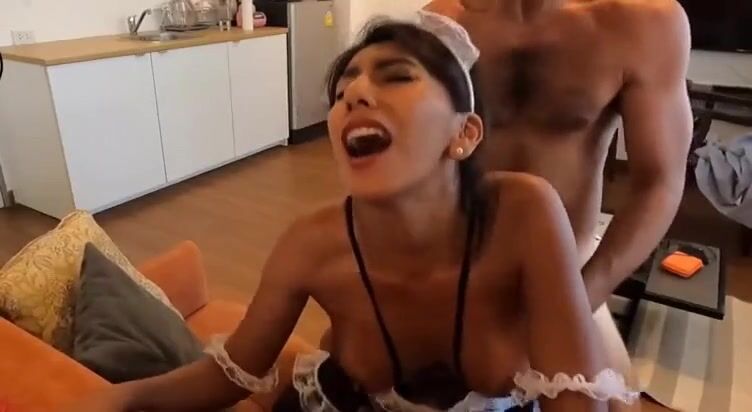 Sesso con bellissima colf sborrata in bocca