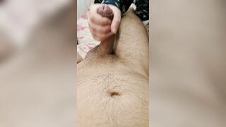 Moglie sputa sul cazzo e lo sega forte