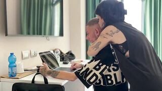 Leccata di fica e pompino fidanzata tatuata