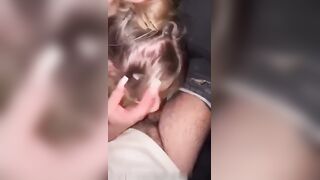Pompino con ingoio in auto fidanzata bionda