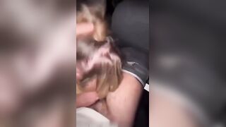 Pompino con ingoio in auto fidanzata bionda