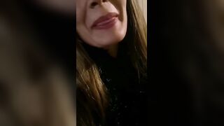 Esibizionismo moglie al ristorante e pompino nel parcheggio