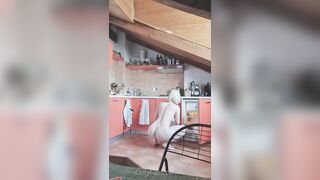 Una giornata nuda in casa per i suoi fans