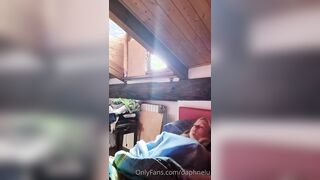 Una giornata nuda in casa per i suoi fans