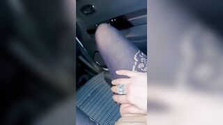 Carsex moglie palpata in macchina da sconosciuto
