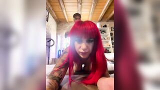 Fidanzata coi capelli rossi tatuata scopata a novanta