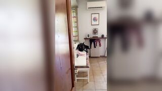 Smette di lavare i pieatti e mi fa un pompino
