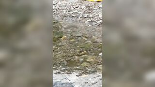 Moglie prende il sole nuda al fiume