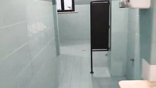 Pompino fidanzata bagno pubblico