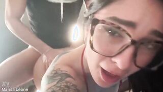 Giovane pornostar italiana scopata a pecora e sborrata sui piedi