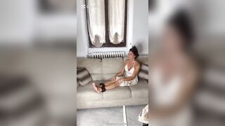 Solletico ai piedi all'amica
