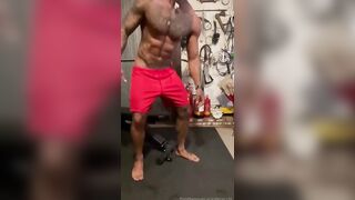 Personal trainer spompinato da teen con facciale