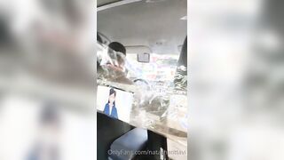 Italiana si tocca le tettone in taxi