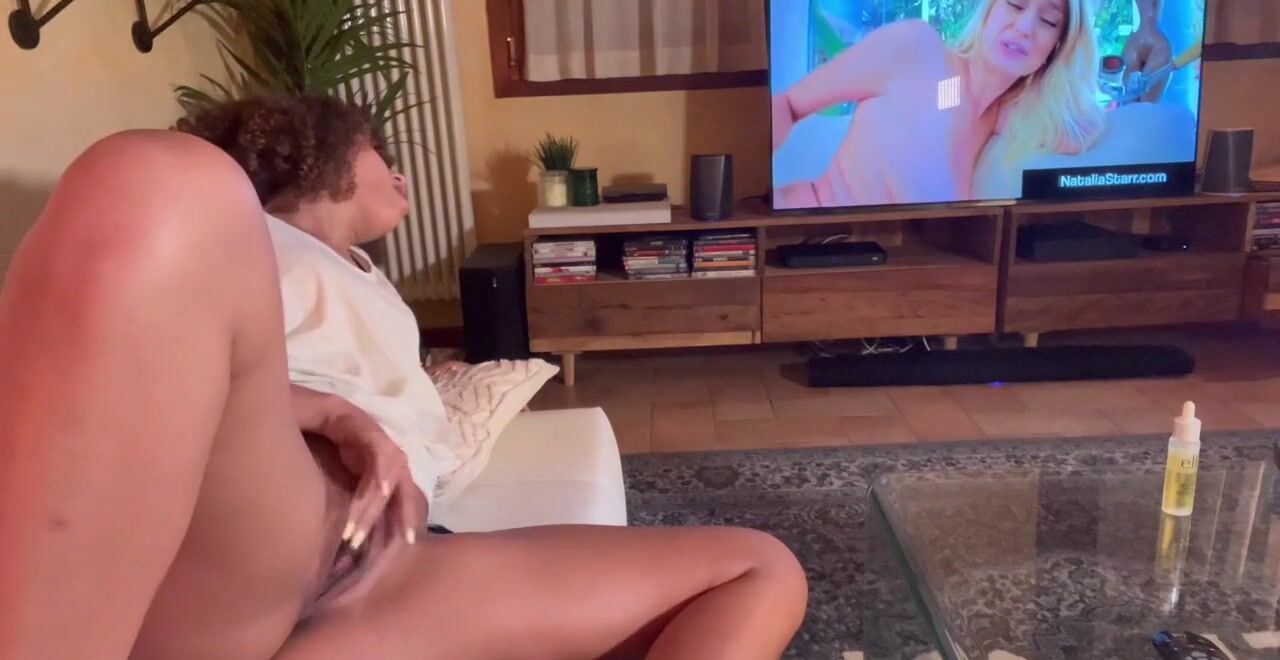 Ragazza italiana guarda un porno e si masturba