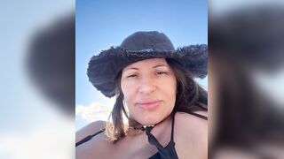 Milfona tettona esibizionista in spiaggia