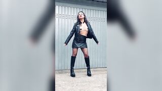 Minigonna e calze a rete Milf italiana