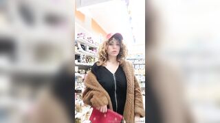 Milf esibizionista ditalino al supermercato