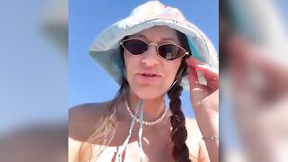 In topless in spiaggia le si avvicina un tipo