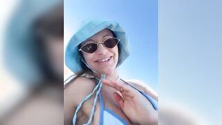 In topless in spiaggia le si avvicina un tipo
