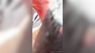 Moglie porca si masturba in macchina