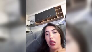 Ditalino bella morettina nuda
