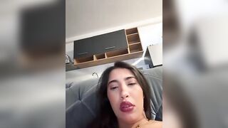 Ditalino bella morettina nuda