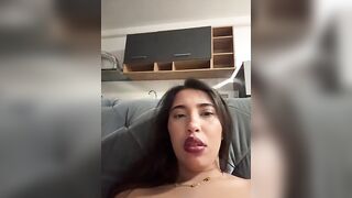 Ditalino bella morettina nuda