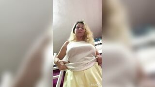 Primo piano ditalino moglie tettona
